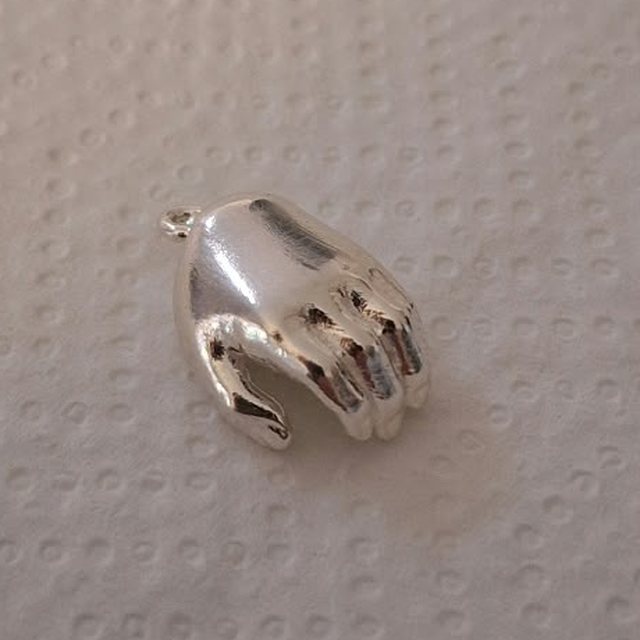 Ciondolo manina in argento, dita