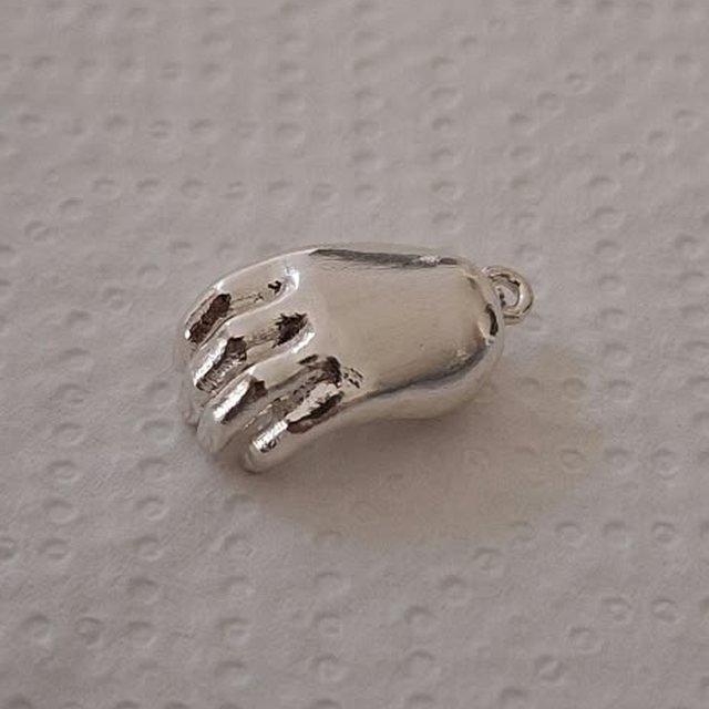 Ciondolo manina in argento, dorso