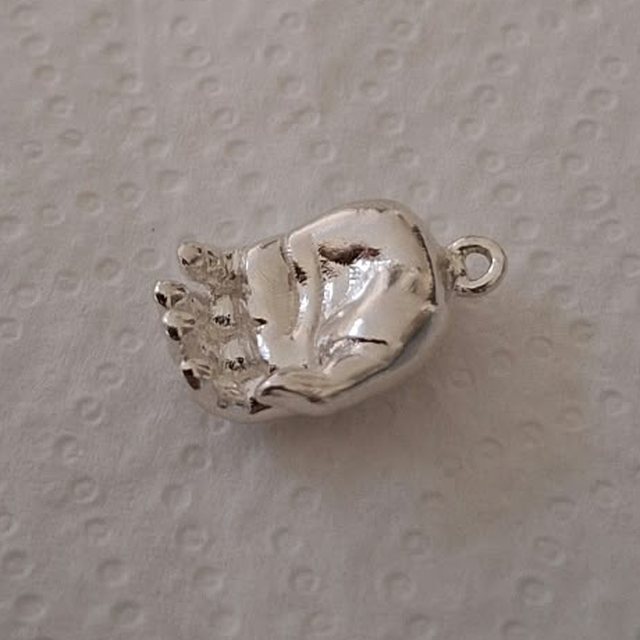 Ciondolo manina in argento, di lato